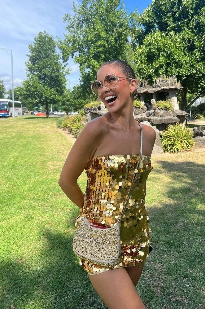 Robe moulante brillante pose glamour perle