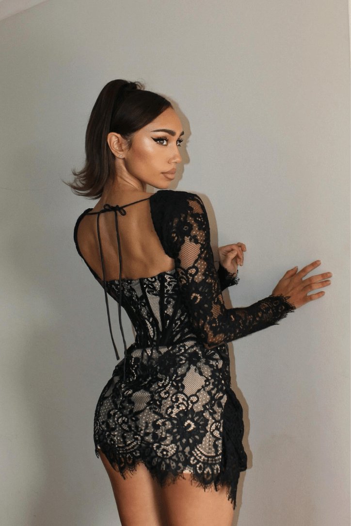 Robe moulante avec laçage dos cristal