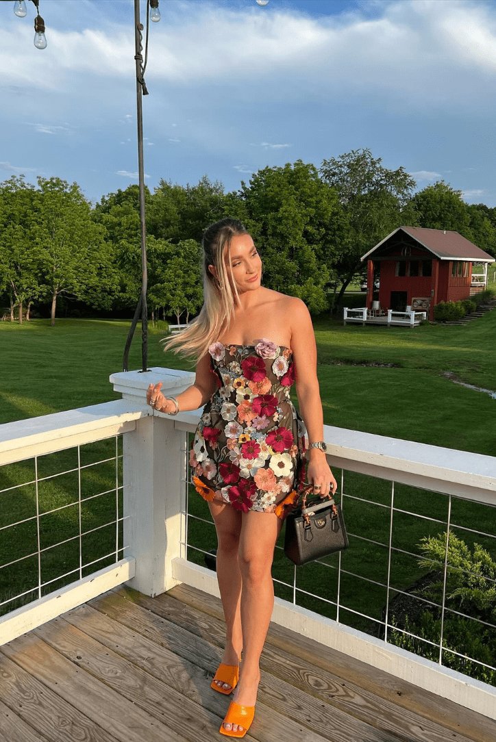Robe courte fleurie grâce