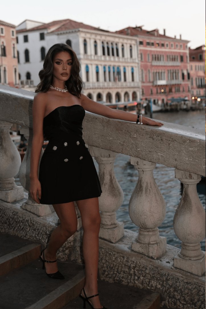 Mini robe corset noire vue de face velours