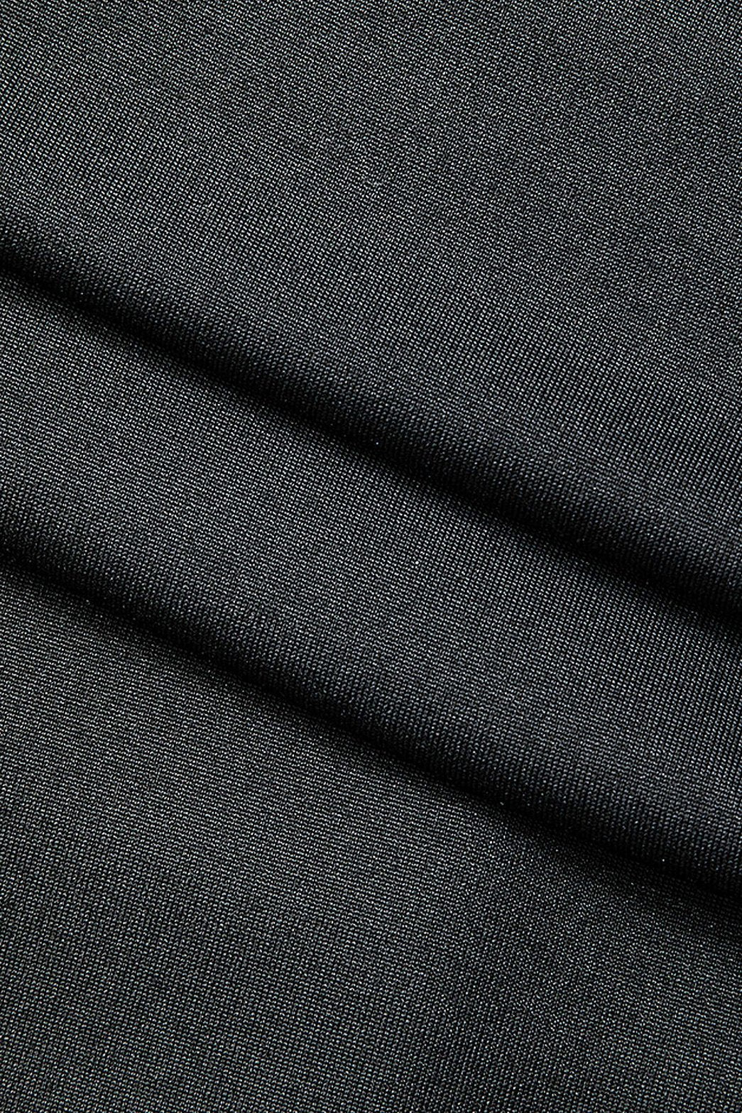 Robe blanche moulante drapée vue complète vent