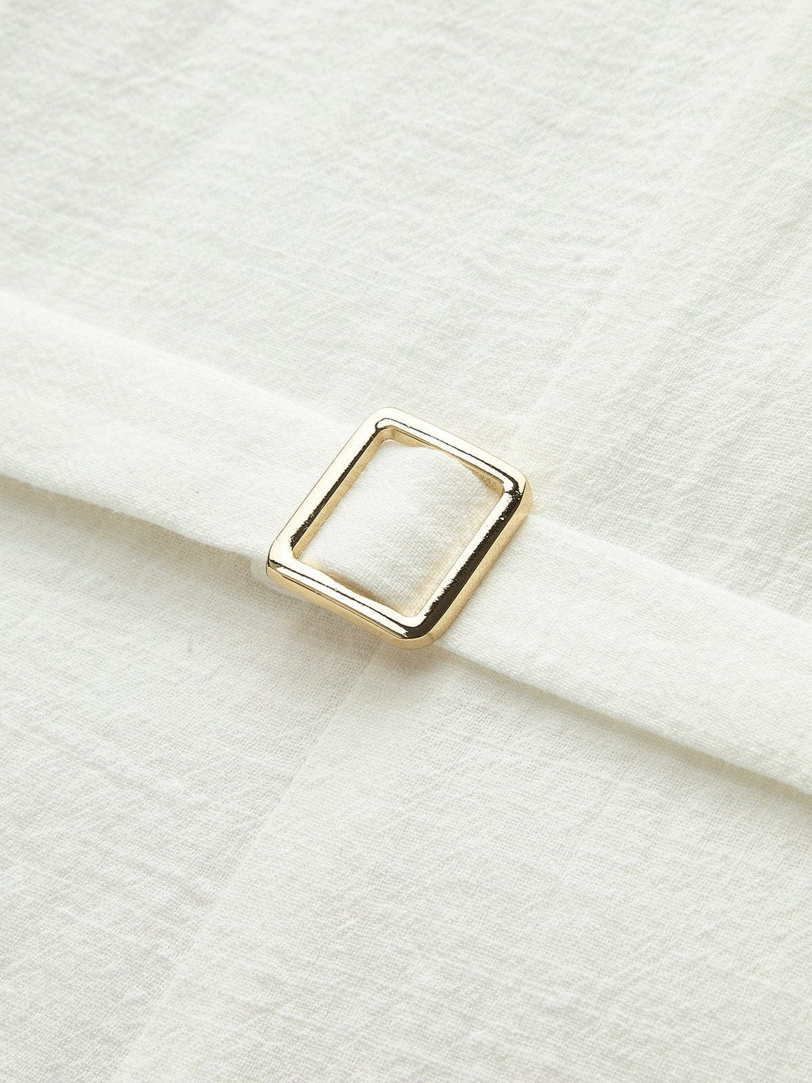 Robe courte blanche élégante vent