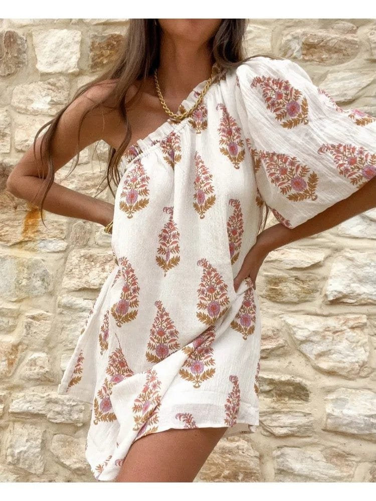 Mini robe fleurie portée avec accessoires dorés soleil