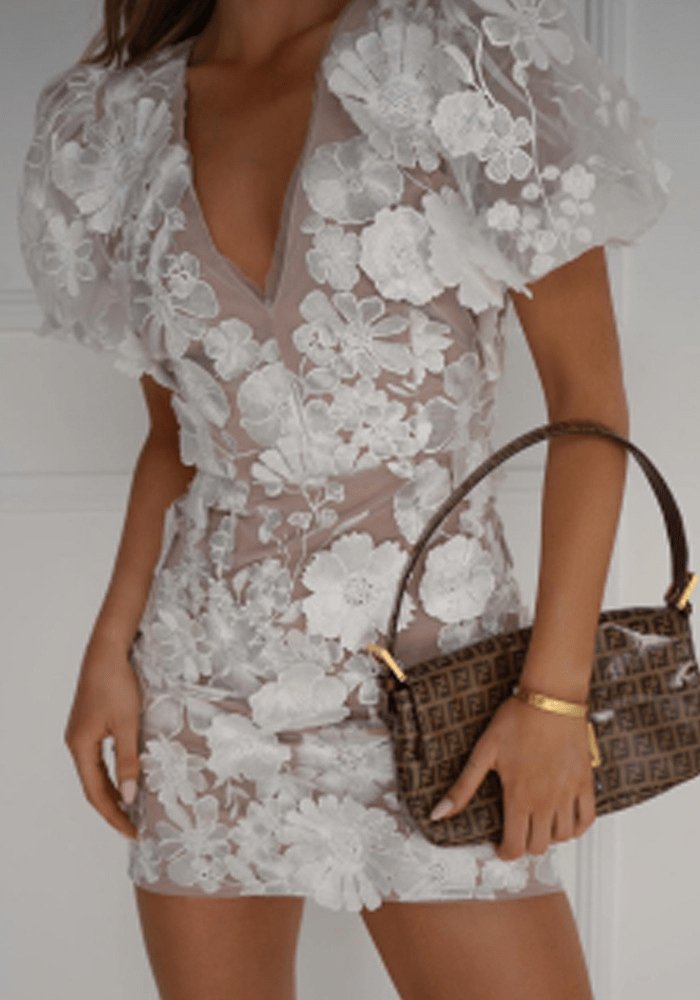 Détail de la robe florale charme