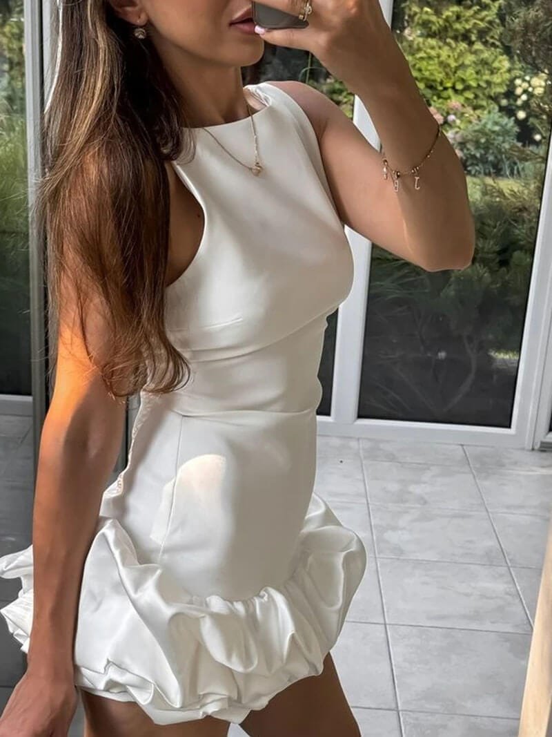 Mini robe blanche sans manches vue trois-quarts vague