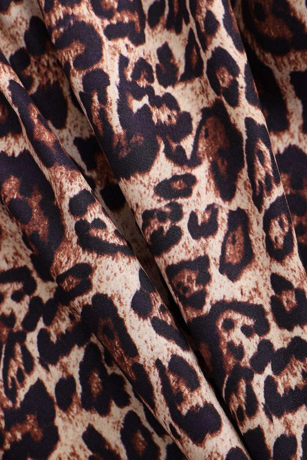 Robe léopard dos-nu vue latérale vent