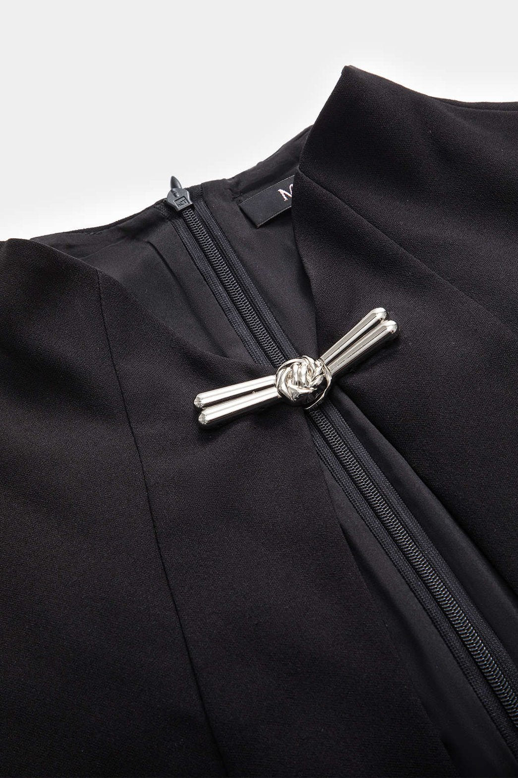Robe métallique drapée vue de côté soleil