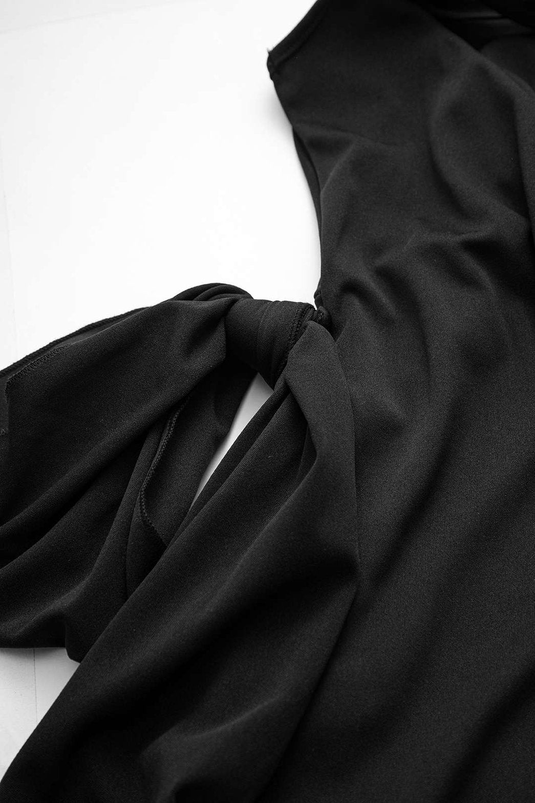 Robe courte noire effet drapé détails océan