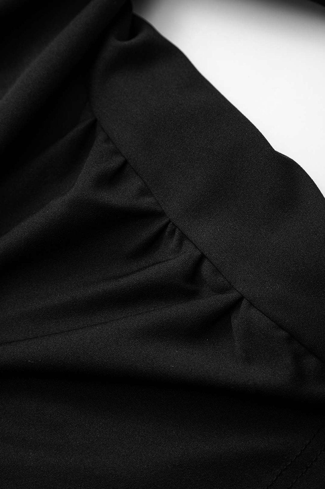 Robe noire moulante détail nœud lune