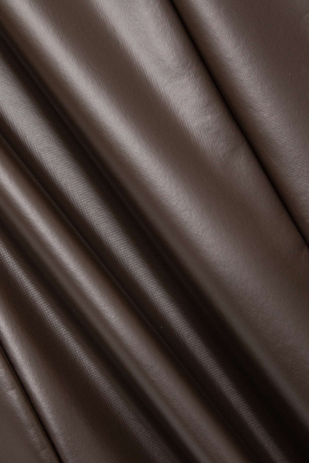 Mini robe ajustée décolletée marron élégance