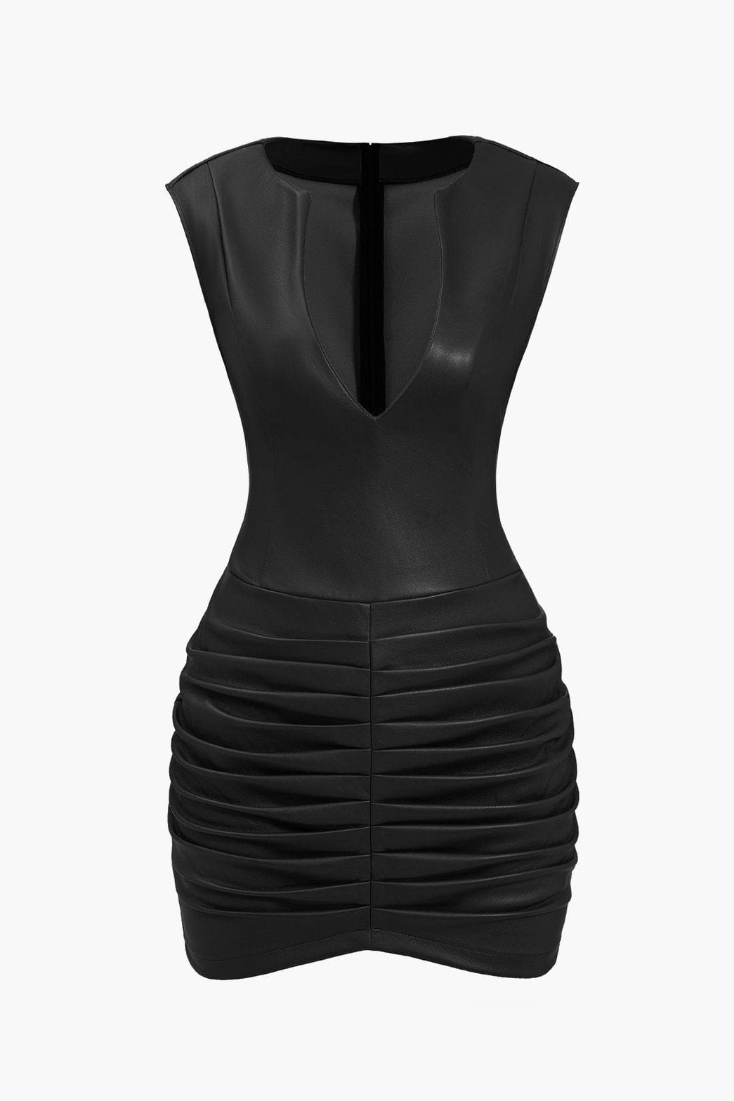 Détail du plissé de la robe en simili cuir sophistiqué