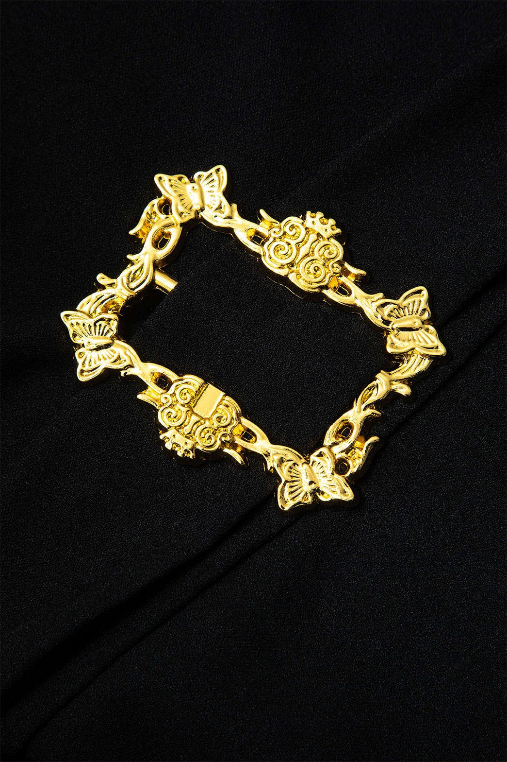 Robe moulante métallisée vue de dos soleil