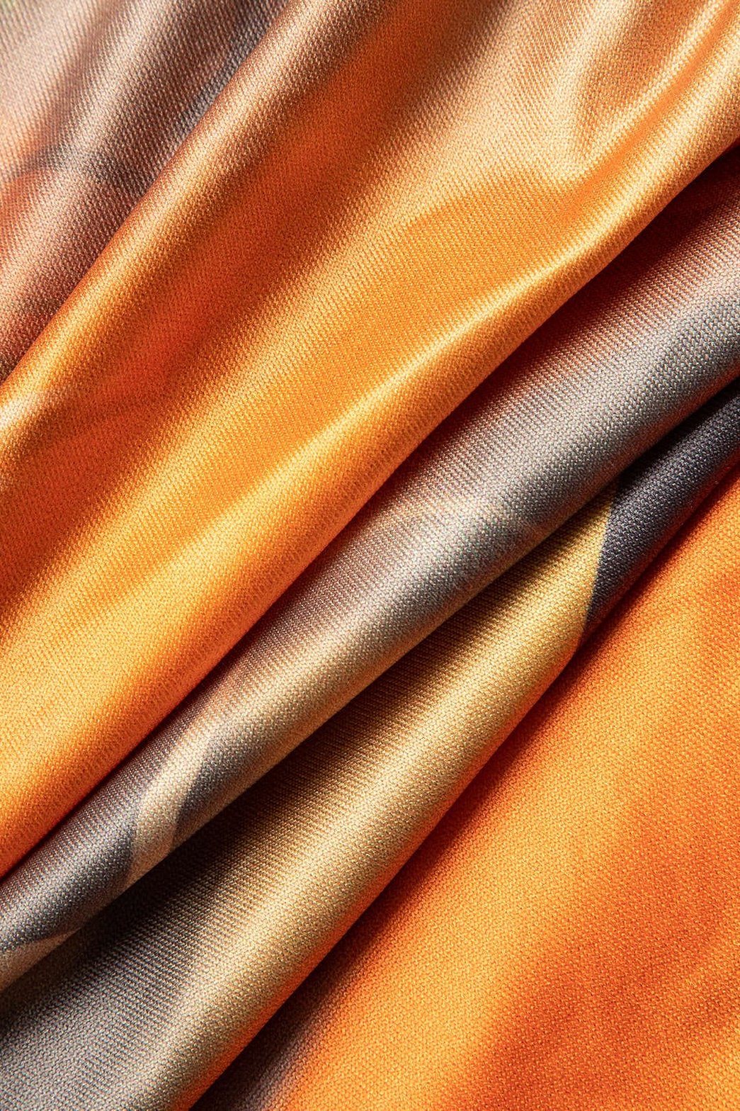 Détail drapé robe courte motif abstrait océan