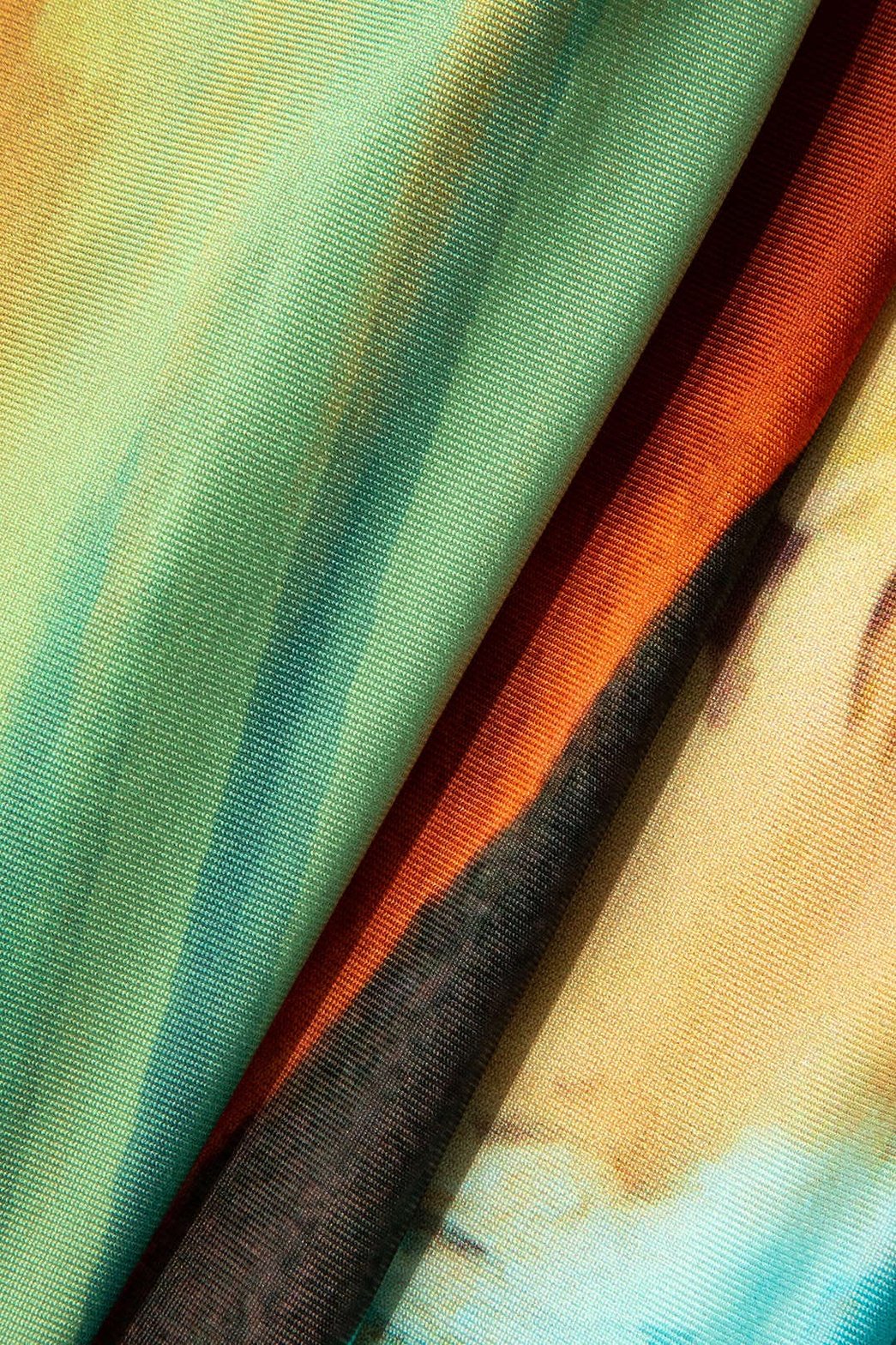 Vue rapprochée décolleté robe moulante vent