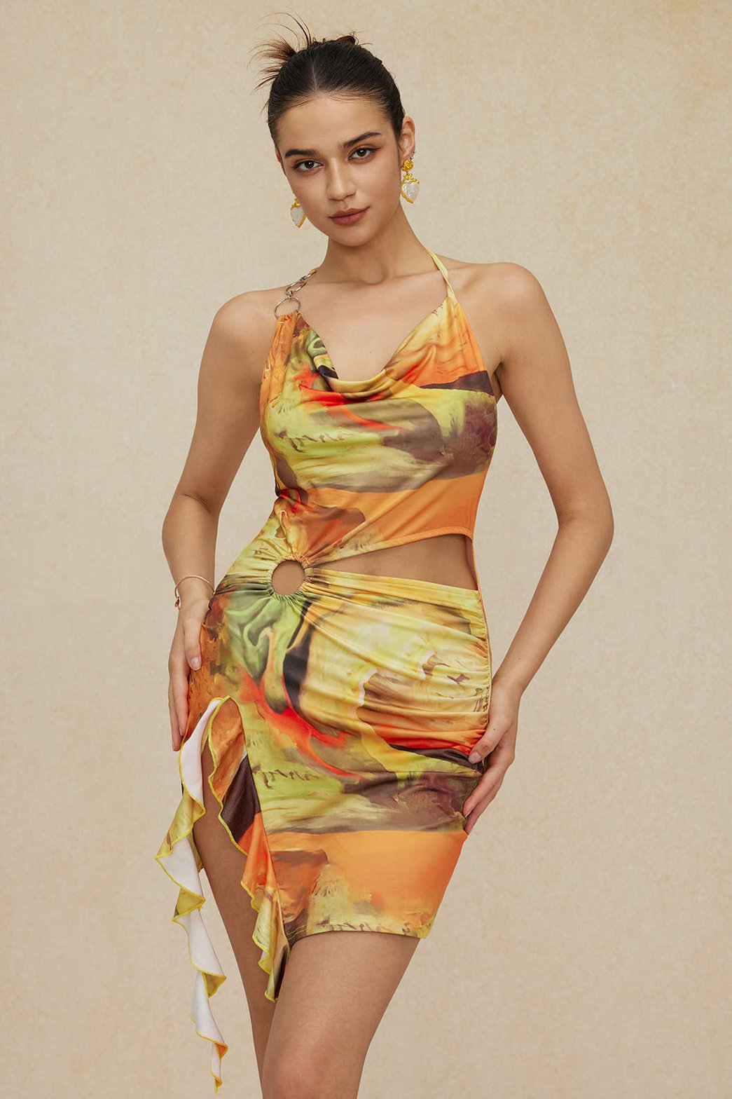 Détail drapé côté robe moulante rosée