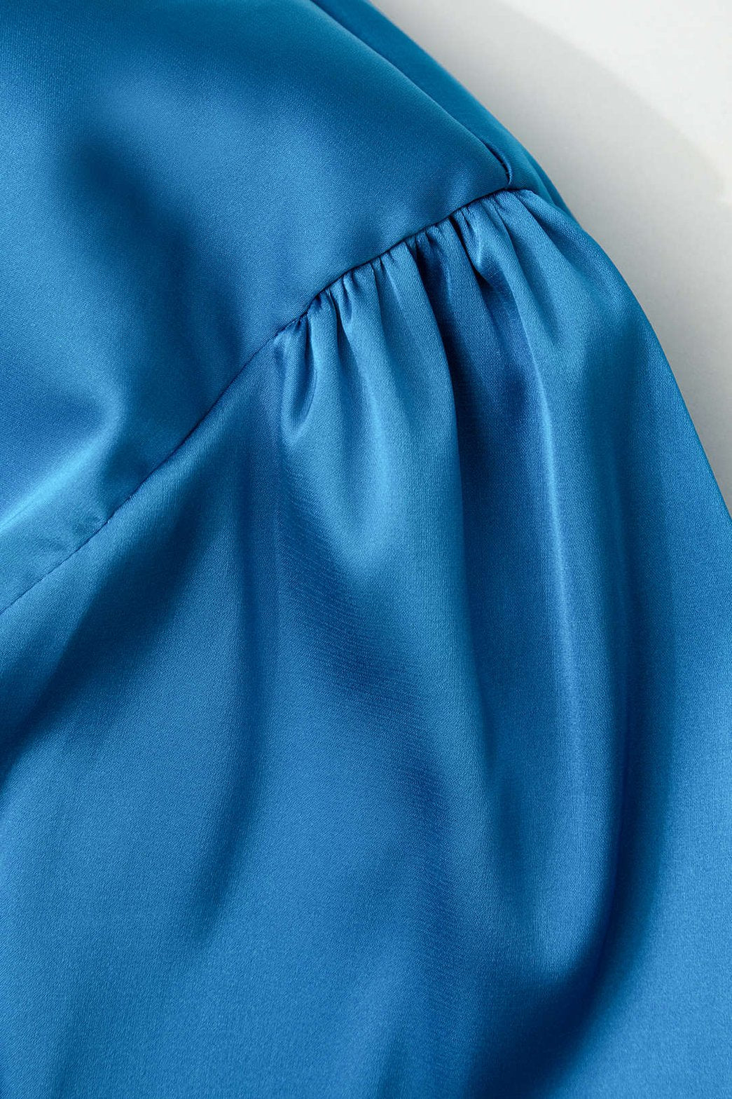 Robe moulante satin bleu col montant cristal