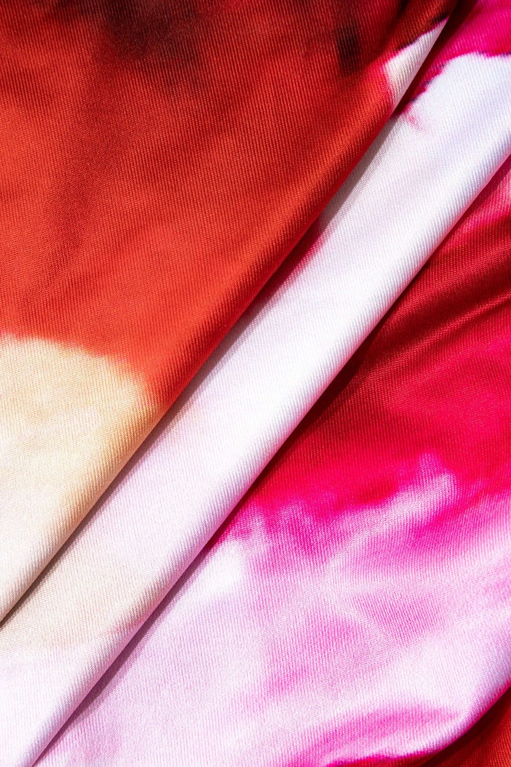 Robe moulante tie-dye rouge vue de profil lune