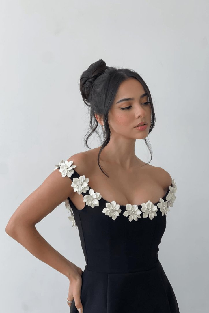 Robe courte noire détail blanc grâce