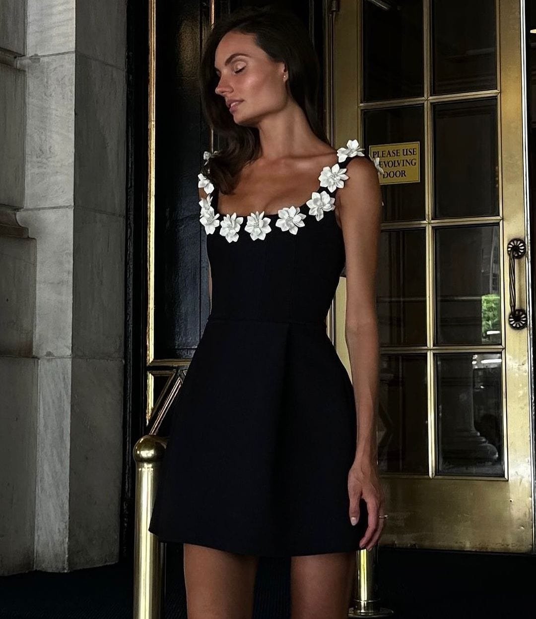 Robe noire application florale douceur