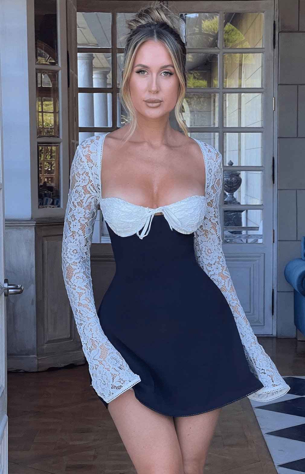 Robe noire dentelle vue latérale soleil