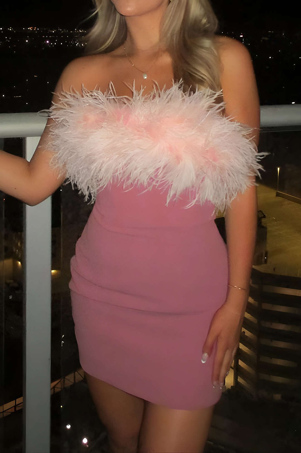 Robe rose cocktail à plumes papillon