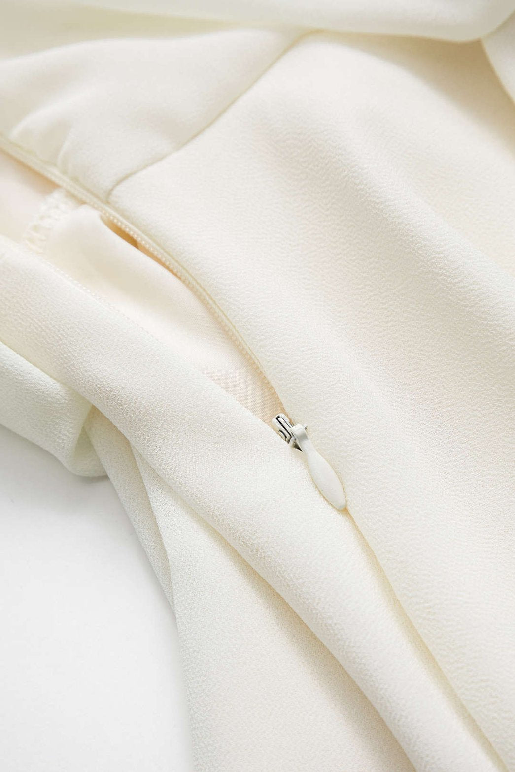 Robe mini blanche à volants vue de côté fleur