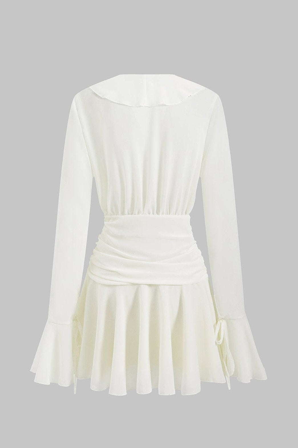 Robe mini blanche à volants vue de dos soleil