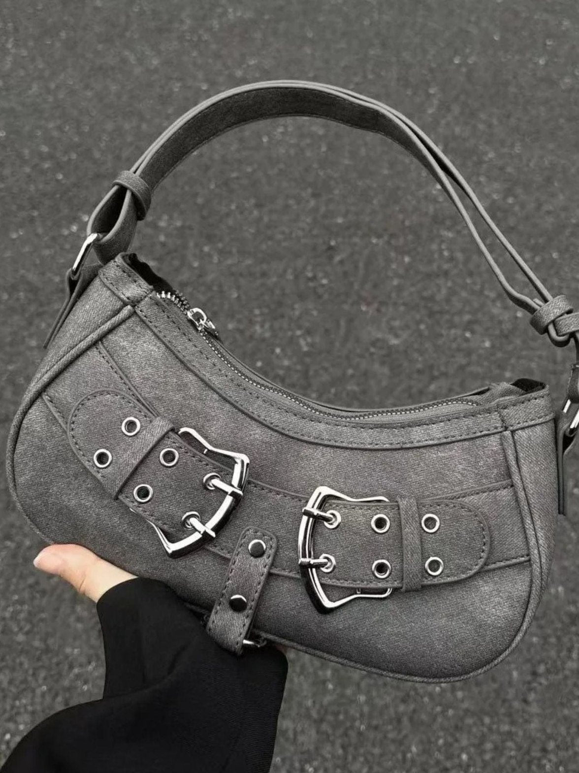 Détail sac bandoulière compact luxe