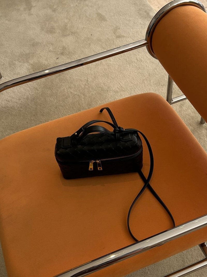 Détail de la fermeture dorée grâce