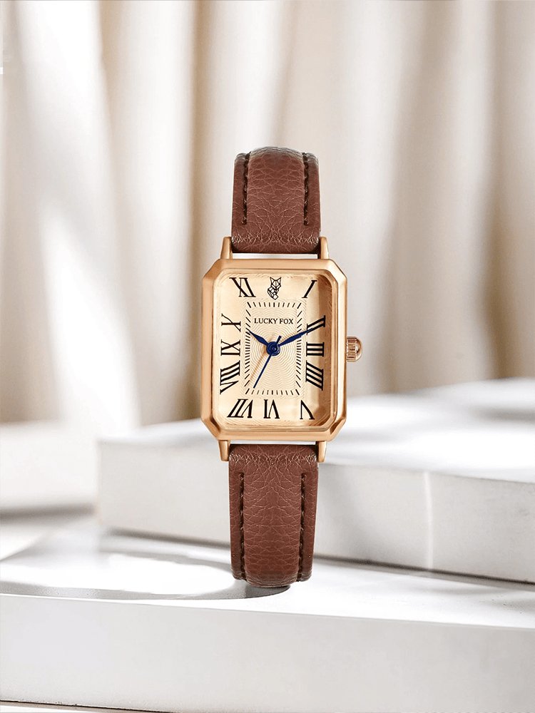 Vue latérale de la montre dorée sublime