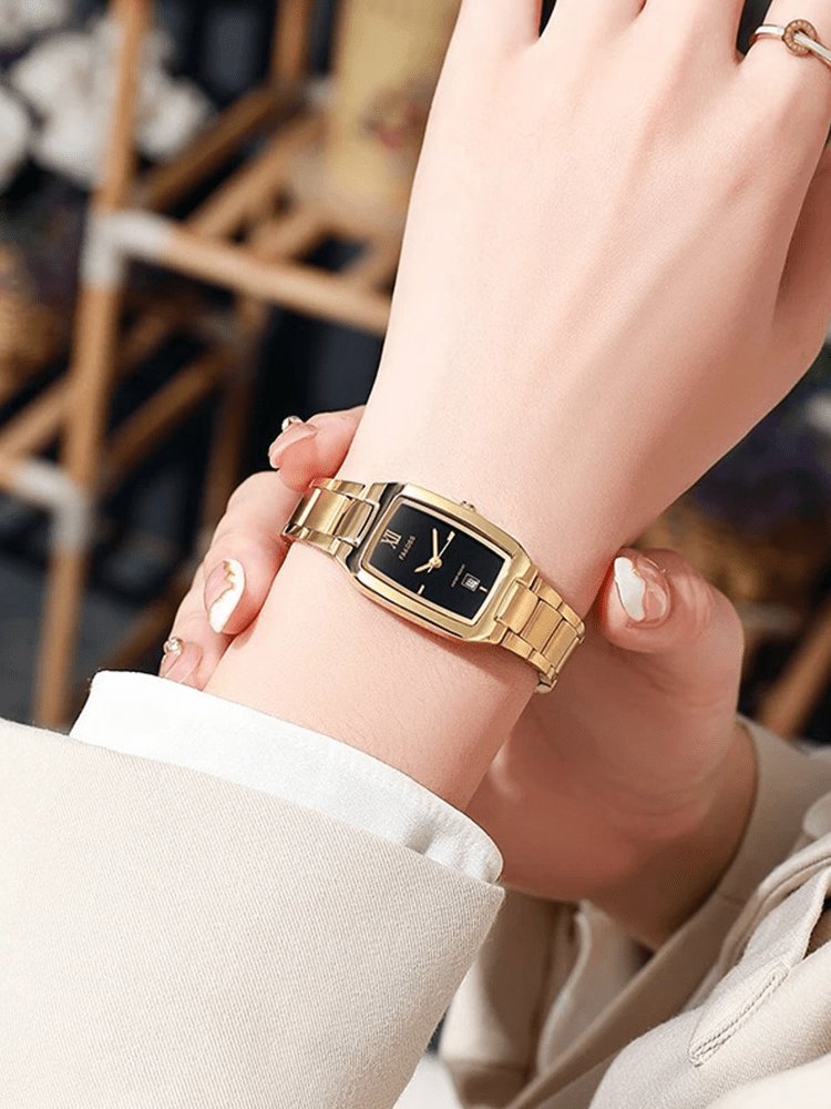 Montre rectangle dorée vue de face - Sublime