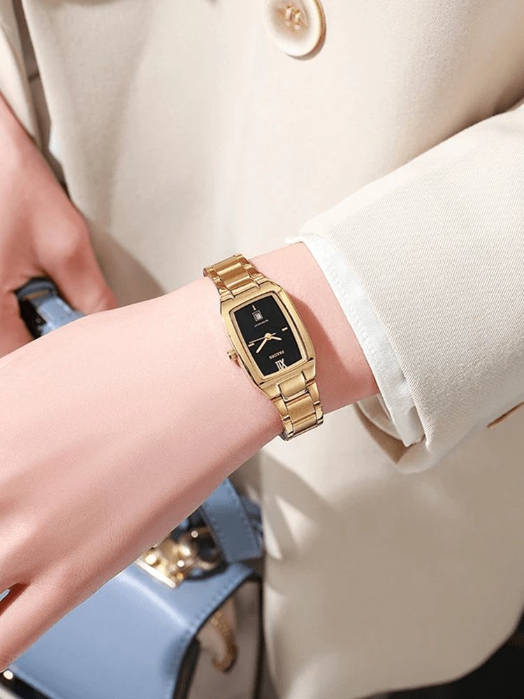 Montre rectangle dorée vue de profil - Élégant