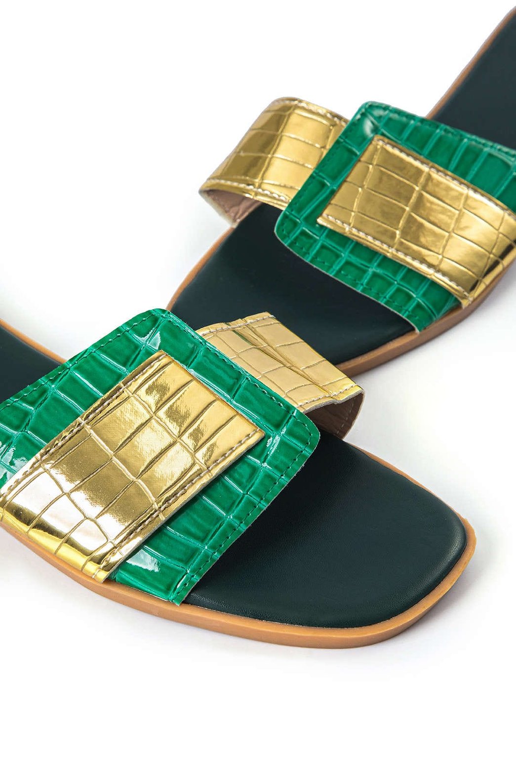 Vue dessus mules plates design moderne éclair