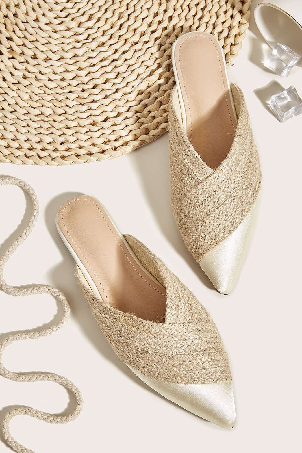 Mules plates en satin et paille beige soleil