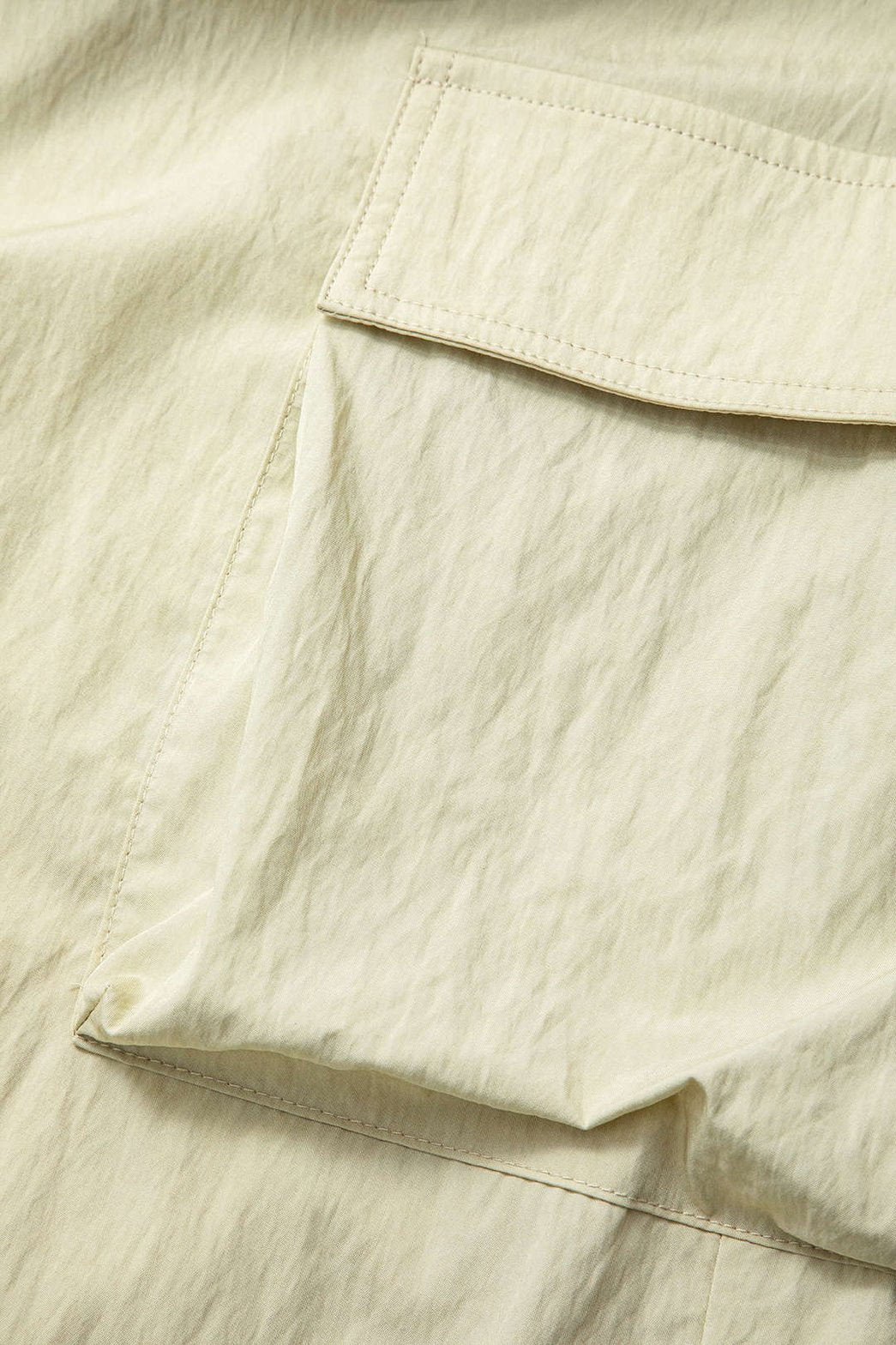 Pantalon cargo beige détail des poches étoile