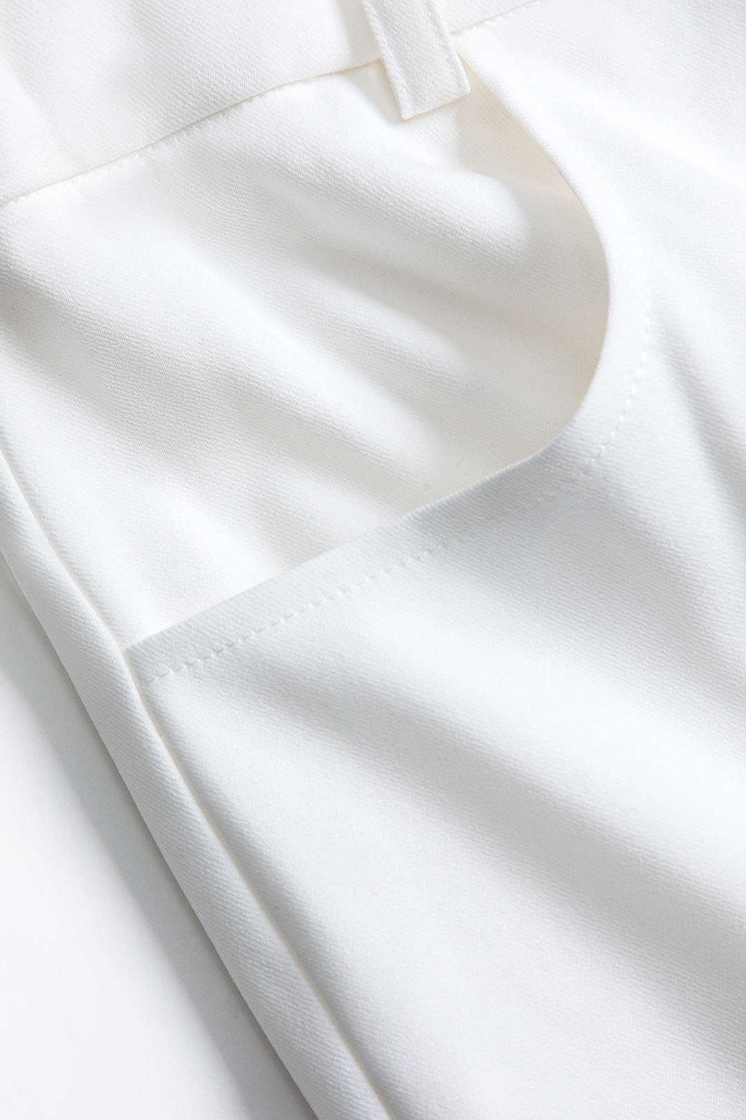 Détail poches pantalon cargo blanc lune