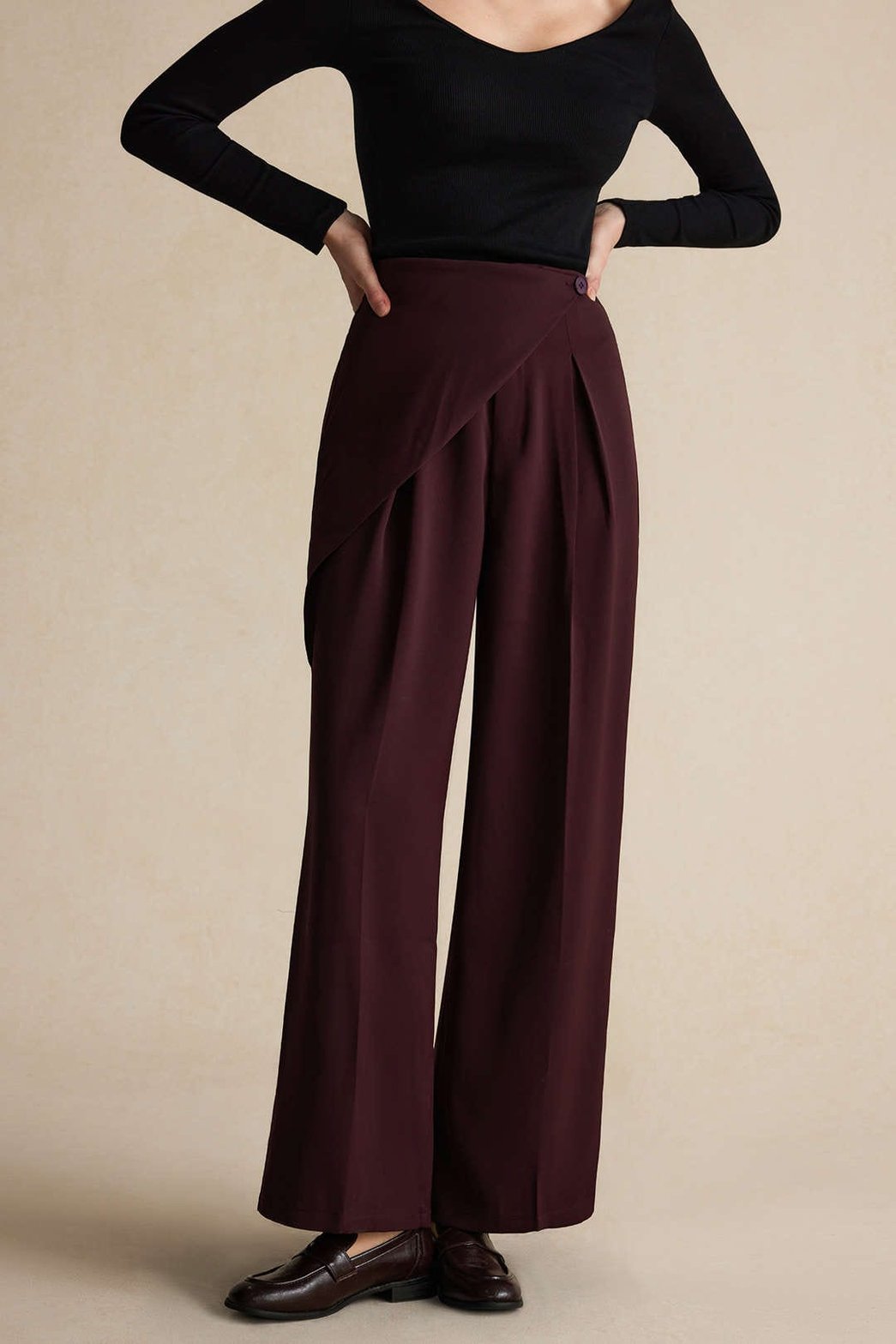 Pantalon bordeaux asymétrique élégant vue face - harmonie
