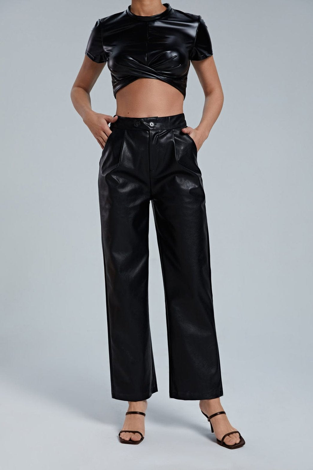 Pantalon simili cuir noir détail tissu vent