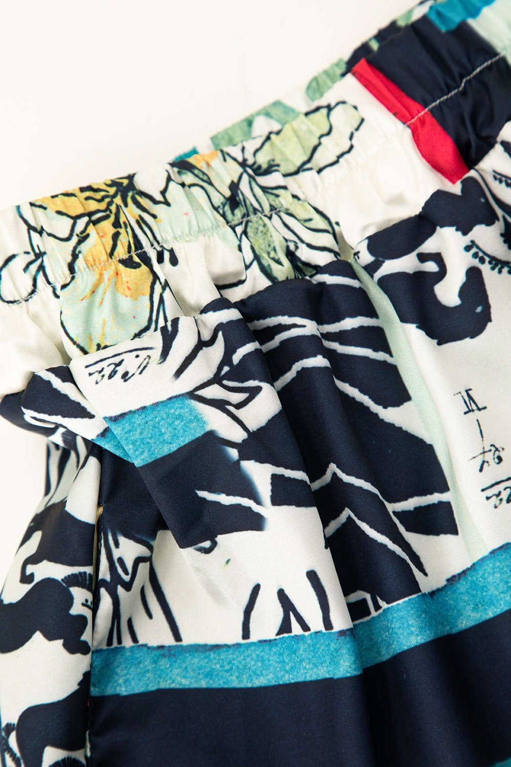 Vue latérale pantalon motifs vent