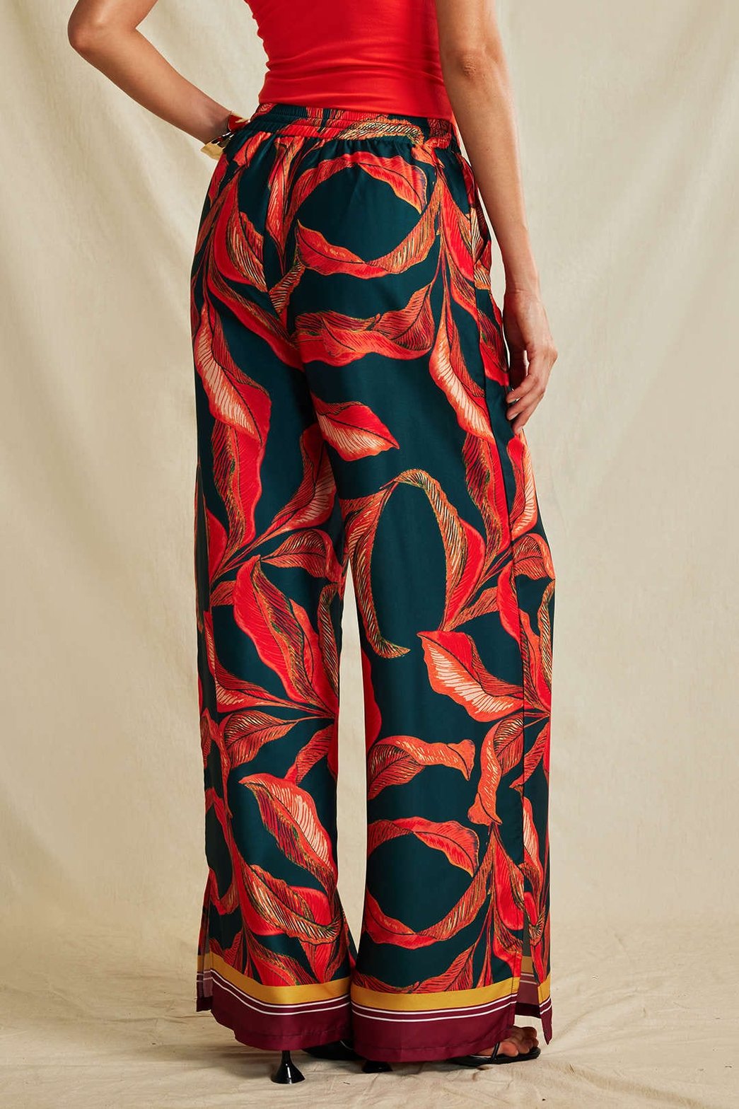 Pantalon fluide motif feuilles exotiques détail brise