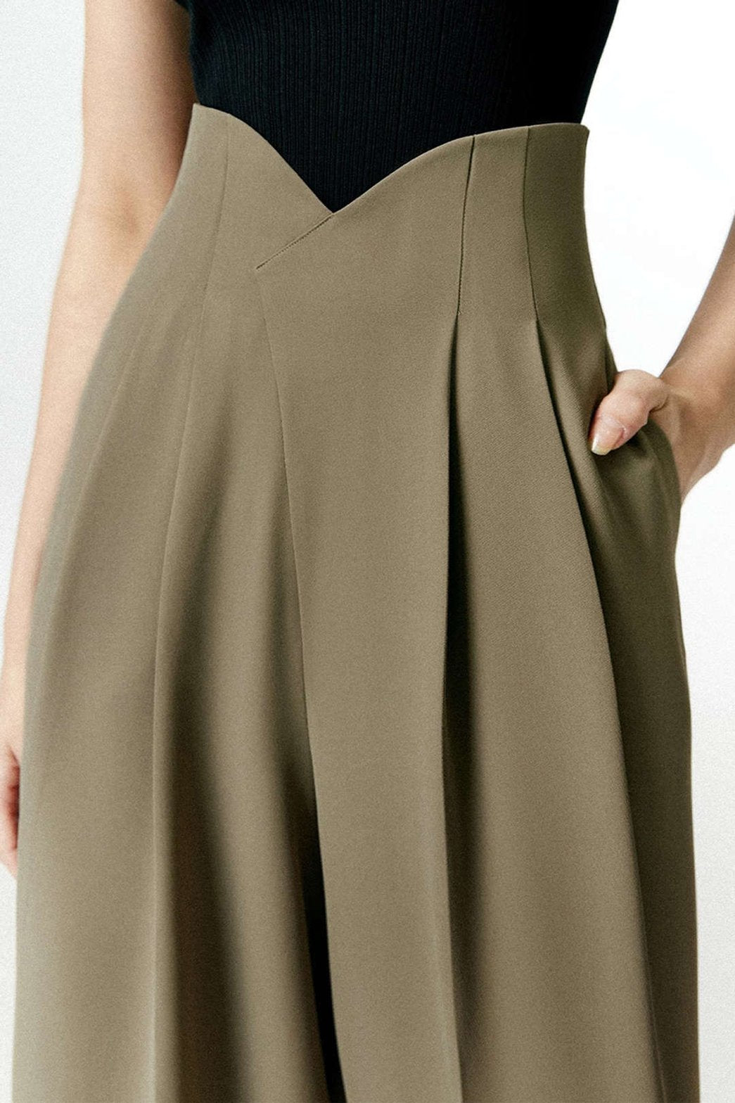 Pantalon large asymétrique lumière