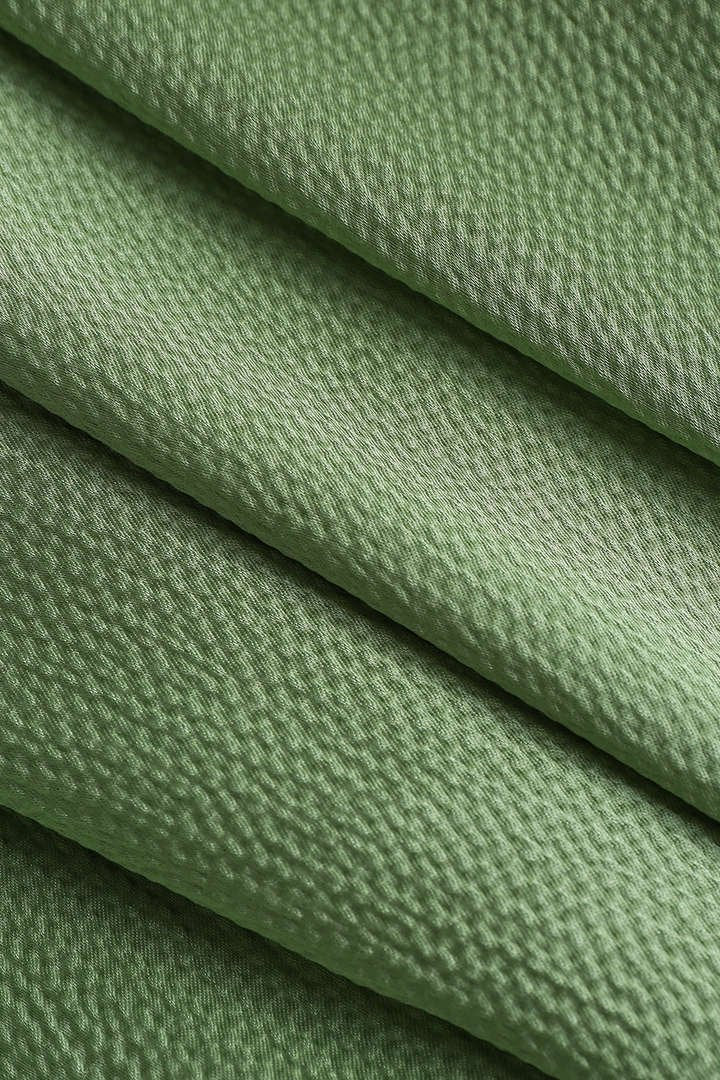 Détail tissu satiné pantalon noir - fluidité