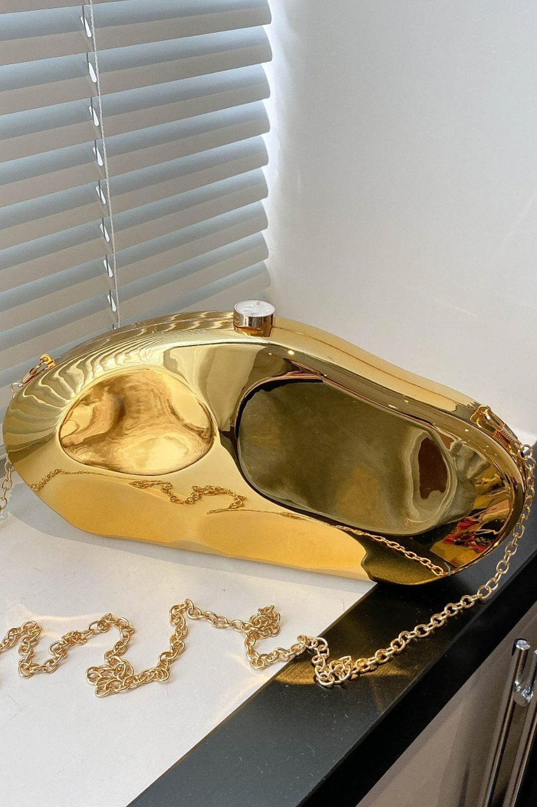 Détail pochette métallique luxe lune