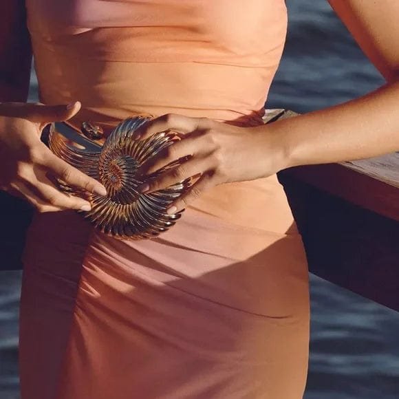 Pochette coquillage dorée vue de côté vague