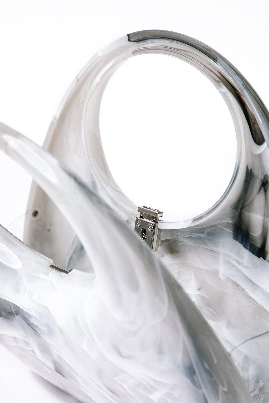 Vue détaillée pochette acrylique cristal