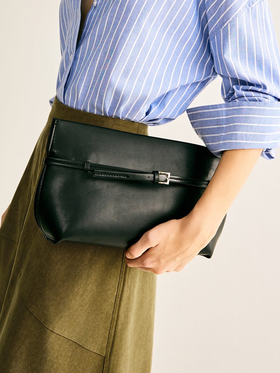 Pochette élégante en simili cuir noir doux