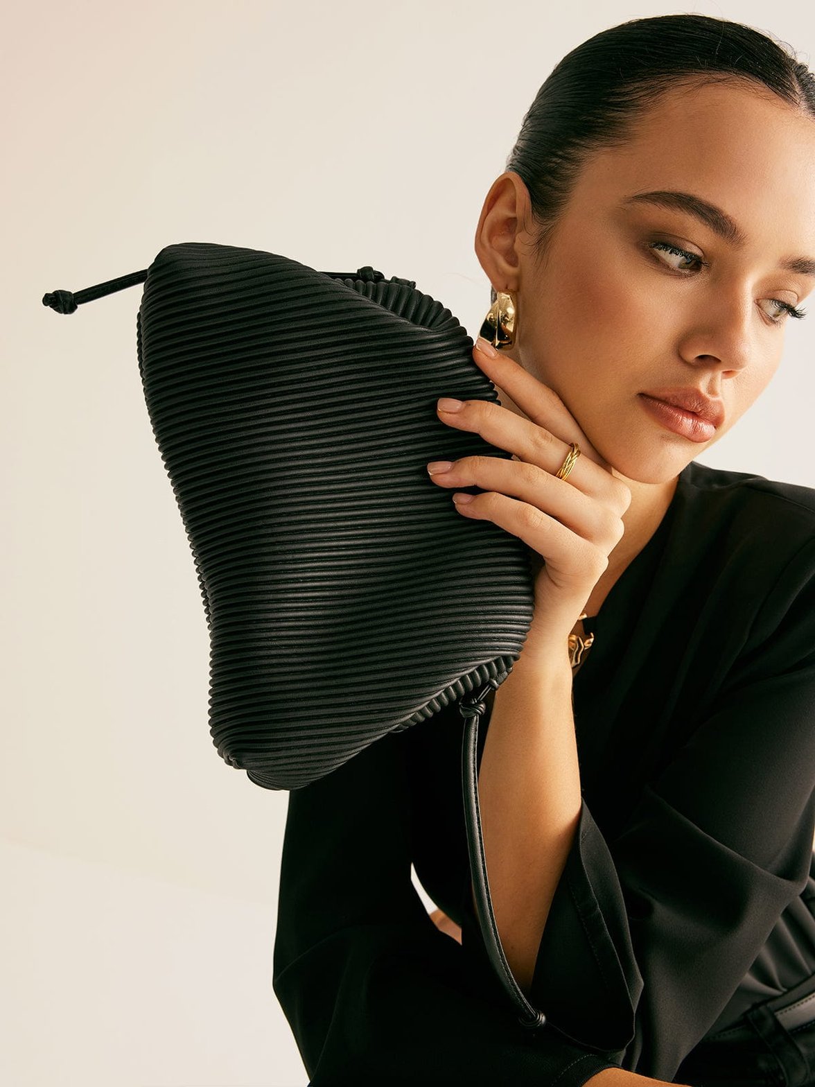 Pochette plissée noire élégante harmonie