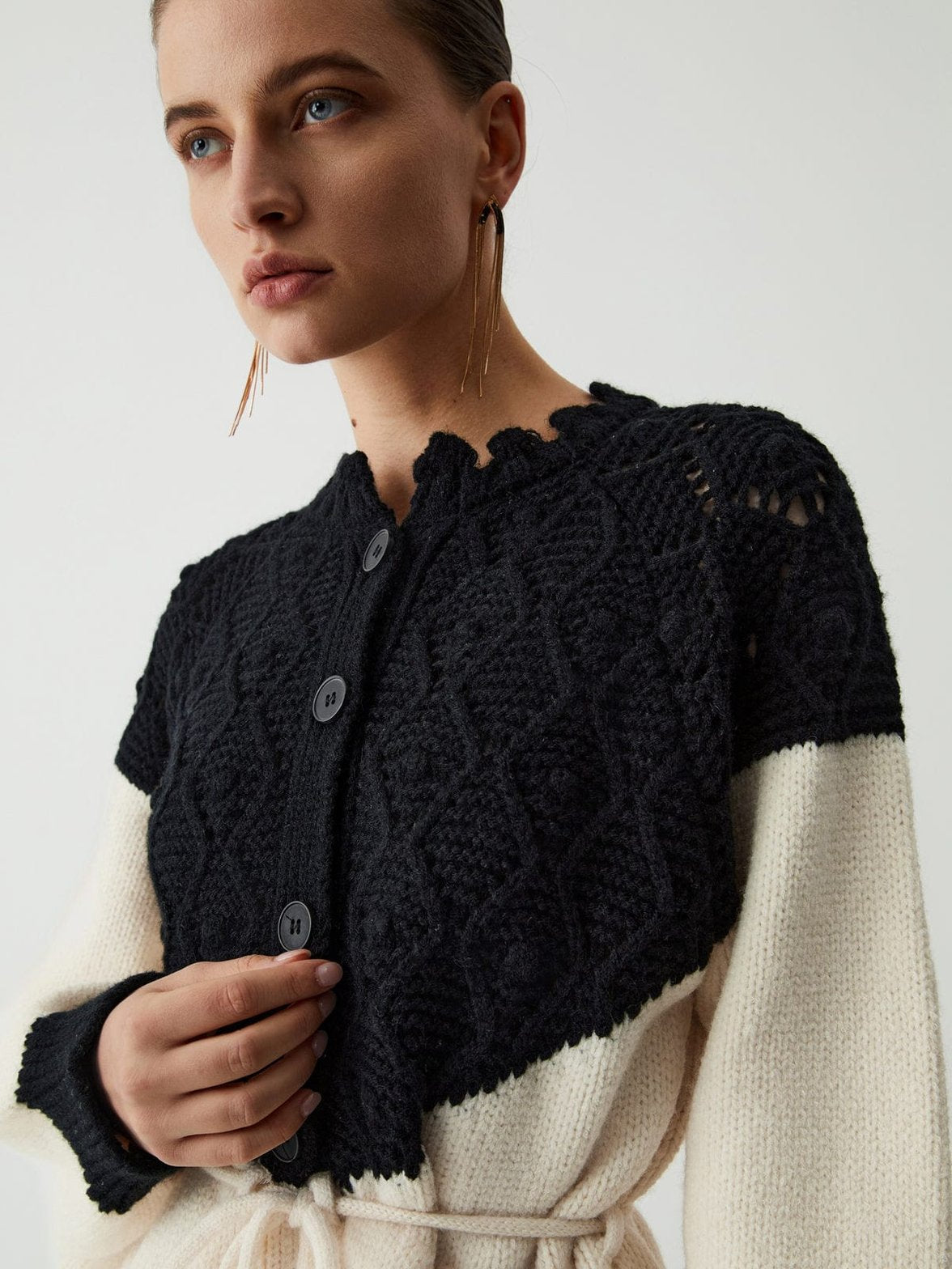 Pull contrasté noir et crème avec motif en tricot étoile
