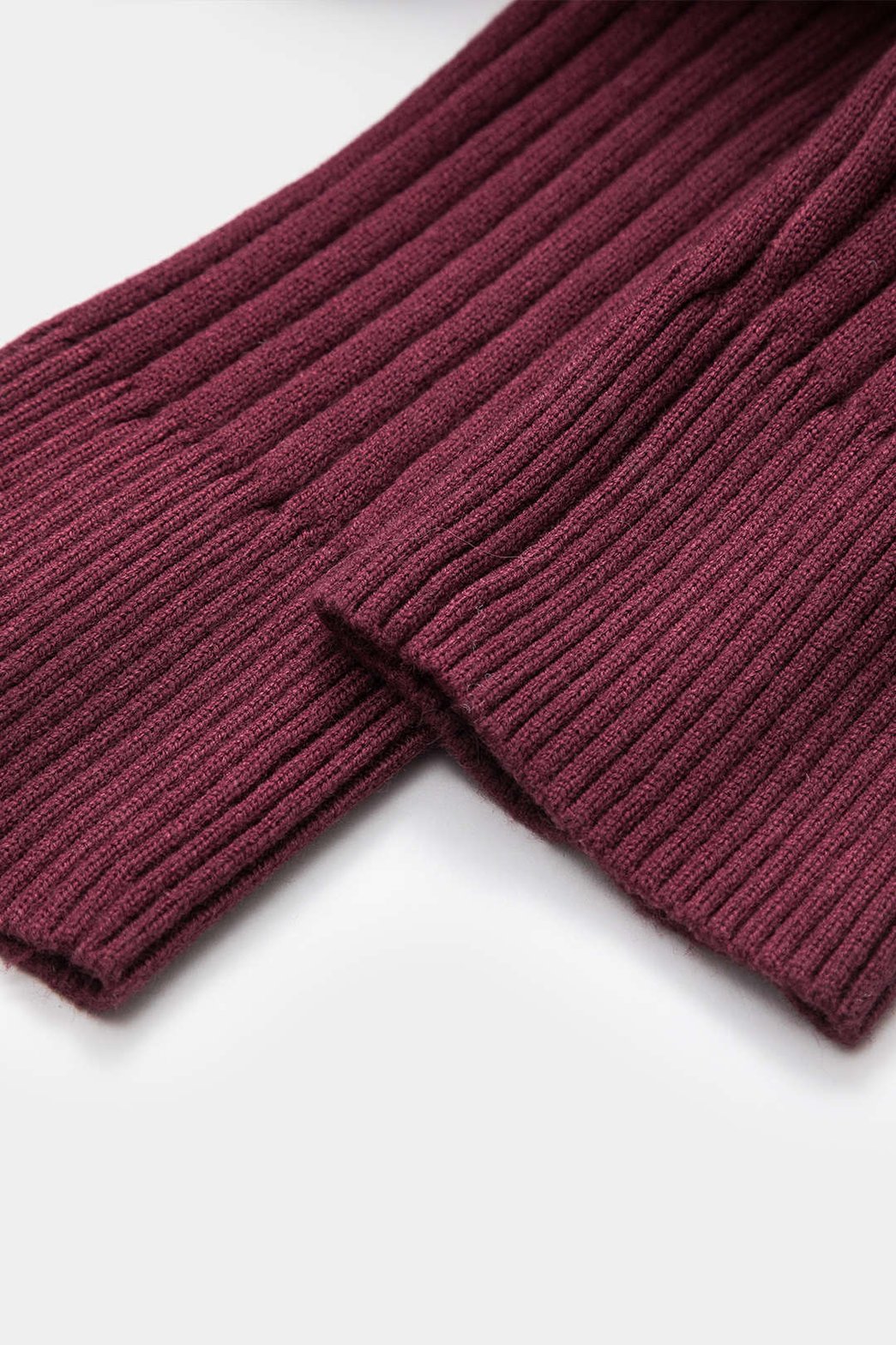 Détail de la maille du pull bordeaux délicat