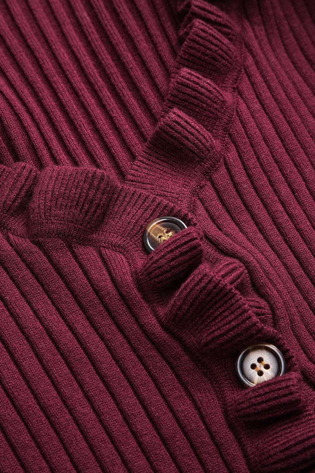 Détail des boutons décoratifs du pull soyeux